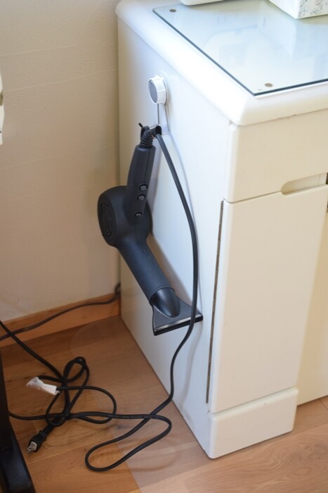 100均セリアの「ドライヤーホルダー」は壁に貼り付けられてコード収納もOK！ 2025年最新版