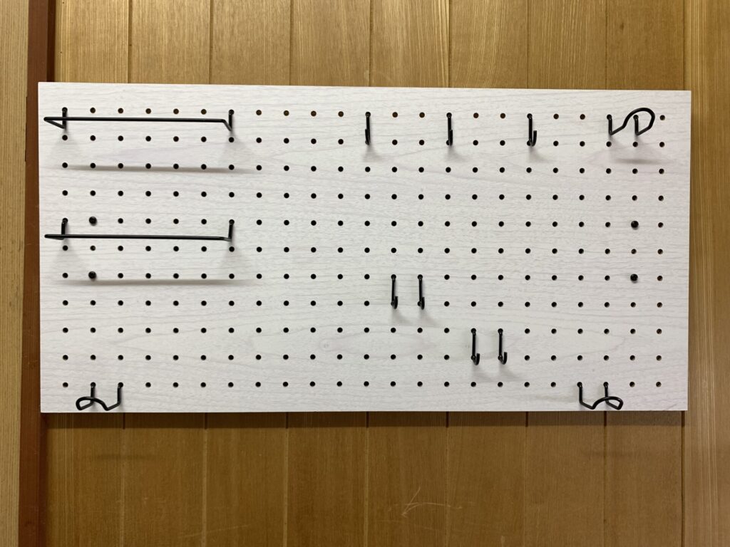ダイソー有孔ボードで壁掛け収納DIY。1000円以下で登山用品コーナーを作るひさまぁブログ