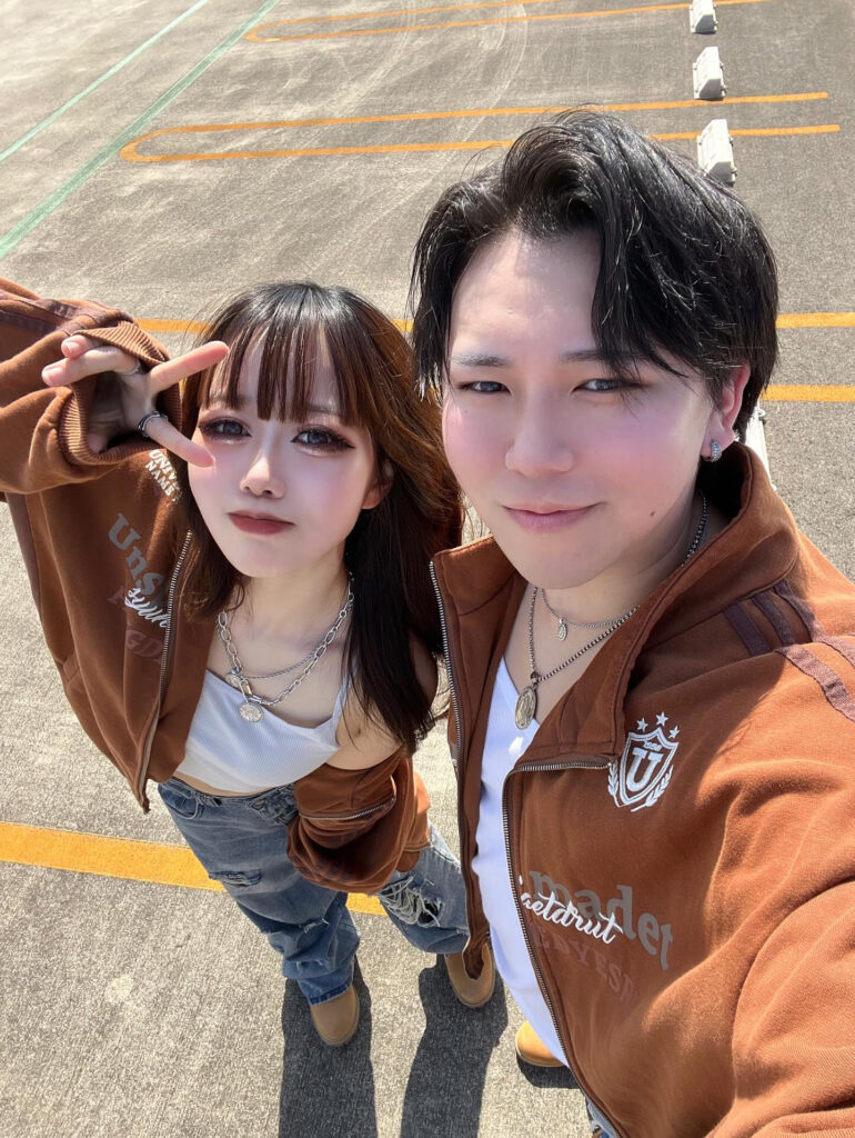 4人ポーズ 写真 立つTikTok