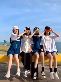 4人グループ写真のおすすめポーズ10選自然な笑顔と個性を引き出す撮り方