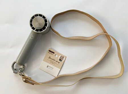 長さもあっていい感じのネックストラップ。丸紐で首にも優しい感じ。 ＠100均 セリア