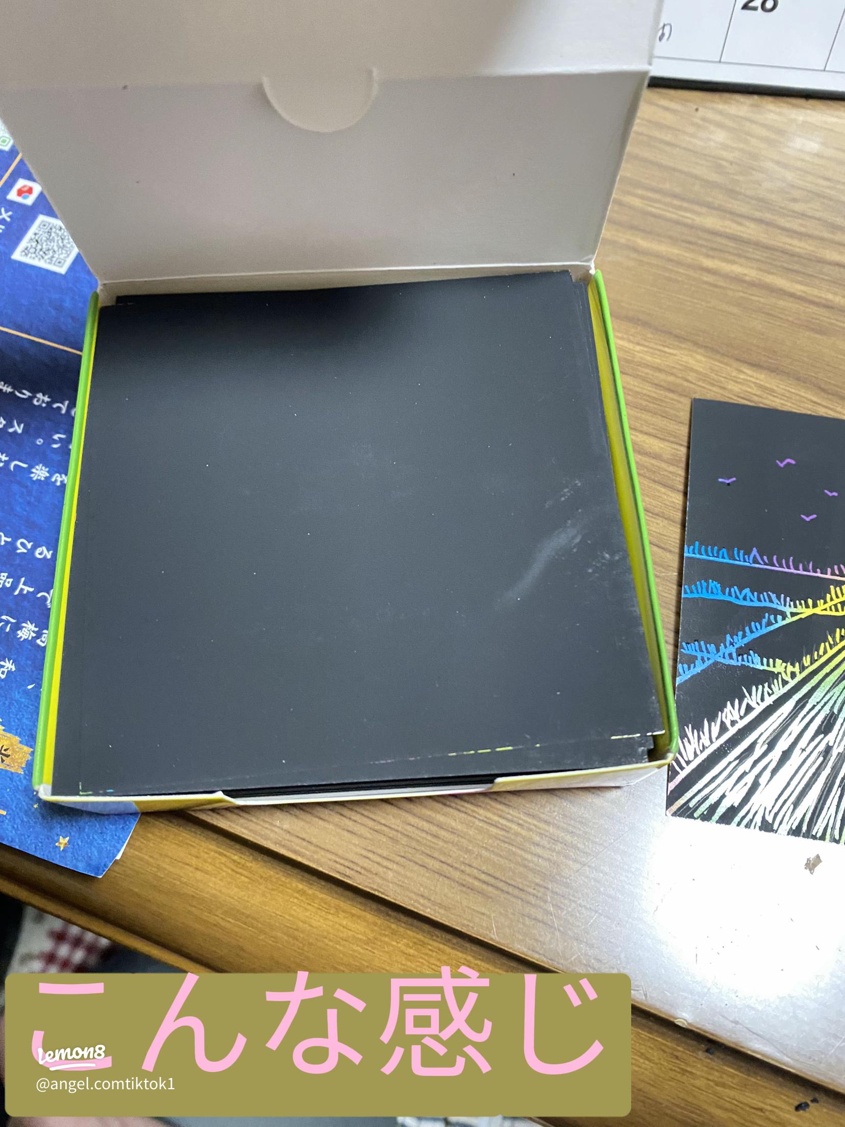 セリアさんで黒い色画用紙を買ったので、手持ちの色鉛筆で試し塗りをしてみました。黒 や紫などの暗い色は、やはり見づらいです。水彩色鉛筆は、全体的に色が沈みがちです。白や黄色、メタリックが見やすいです。さくらゆき