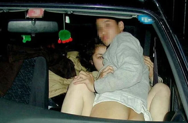 彼氏と車の中でイヤらしい事始めてるカーセックスエロ画像 | 素人エロ画像やったる夫