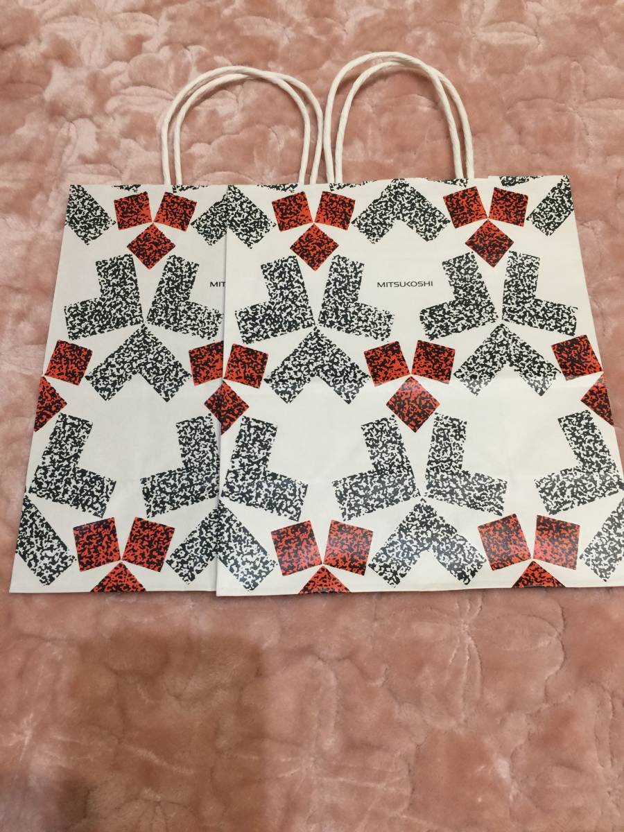 三越の旧紙袋をデザインしたことで有名なアーティスト、猪熊弦一郎 🛍 香川県丸亀市猪熊弦一郎現代美術館が開館10周年を記念して開催した展覧会図録。「人々の身近なところに美しく、愉しいものを」との思いで多方面に渡る仕事をした猪熊弦一郎。 駅の大壁画などの