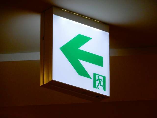 床面誘導標識 ８２９－１３Ａ 非常口 右向き Ｎ夜光ミドリ安全 公式通販