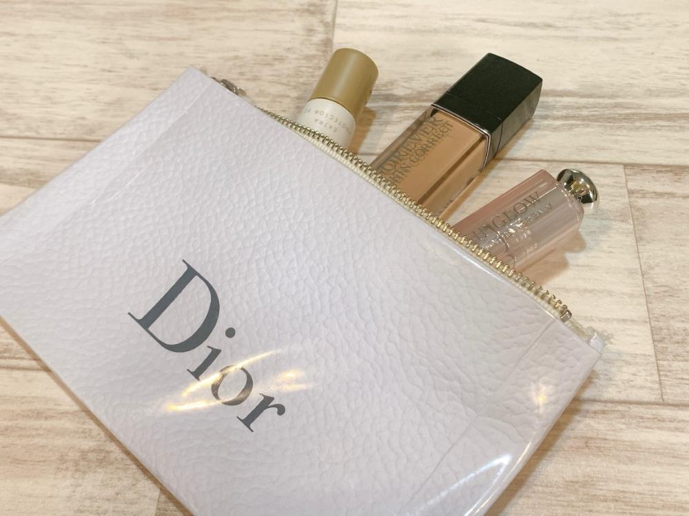 公式ショップのビニール袋を少し大きめのバッグにリメイクしてみました。 以前作ったバッグではA4サイズの地図を折り曲げて使っていましたが