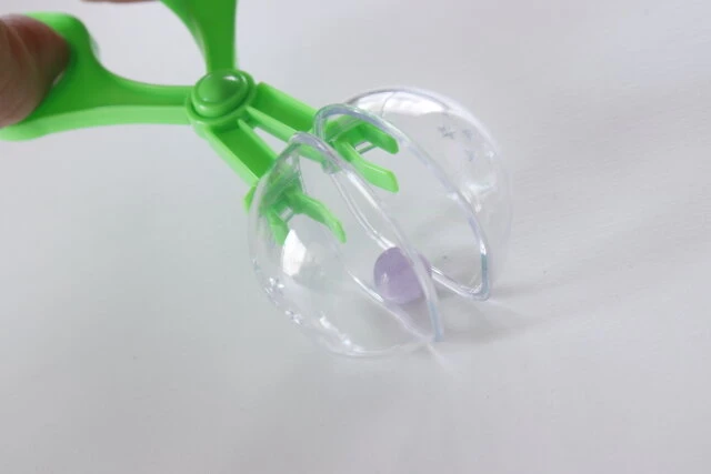 100均の『バグキャッチャー』が小さな虫を触らず捕まえるハサミ型の玩具！買てみた