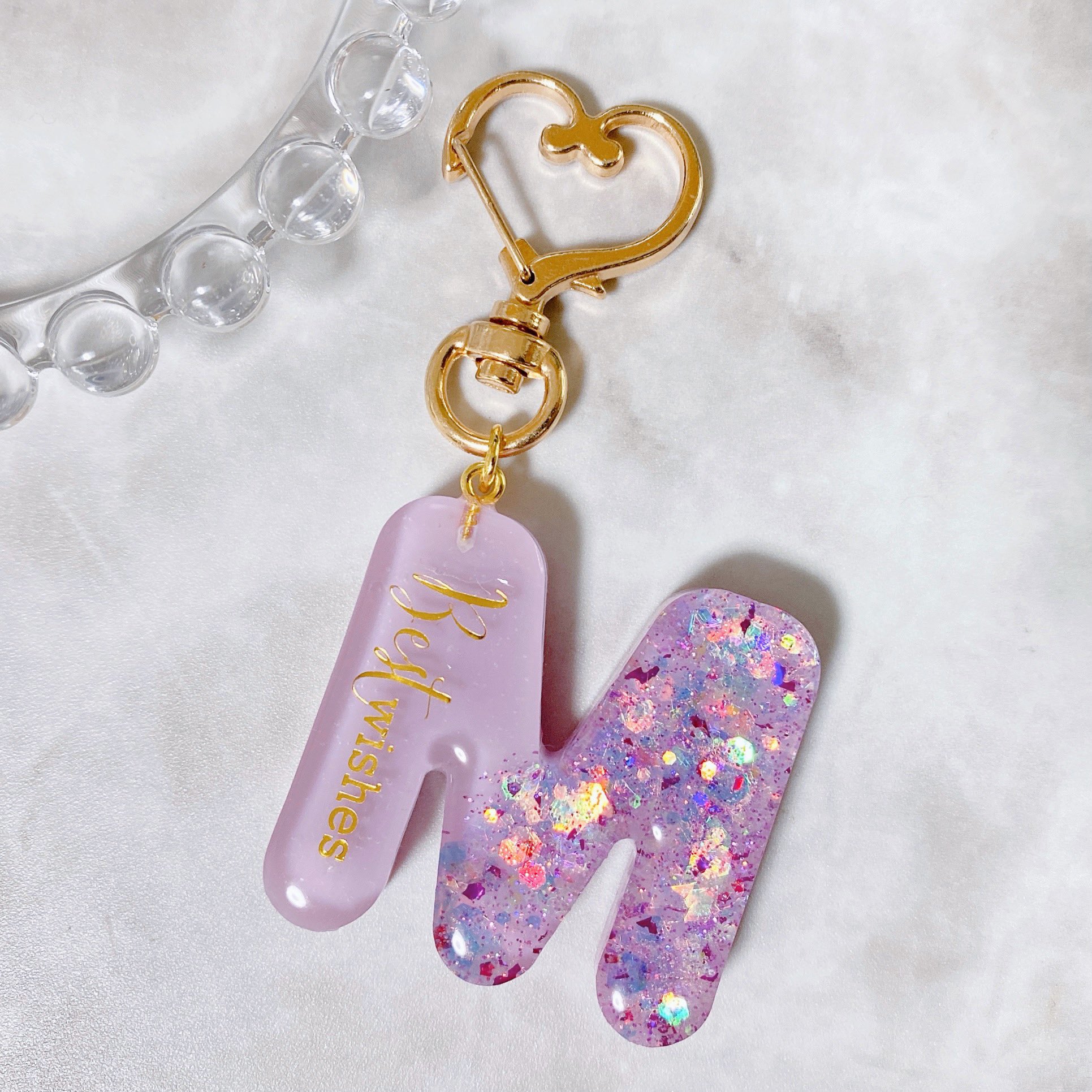 レジンで作る可愛いイニシャルキーホルダーとその魅力