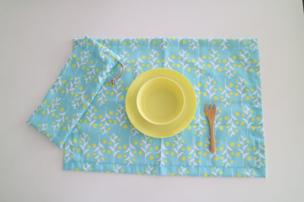 🔶切り替えあり！ランチマットの作り方🔶. 切り替えあり・リバーシブルのランチマットです🥳♩ .切り替えの縫い方を取得すると、色んなアイテムに応用しやすくなるのでオススメです☺︎✨ . 細かいコツやポイントなどはYouTube動画で配信しています