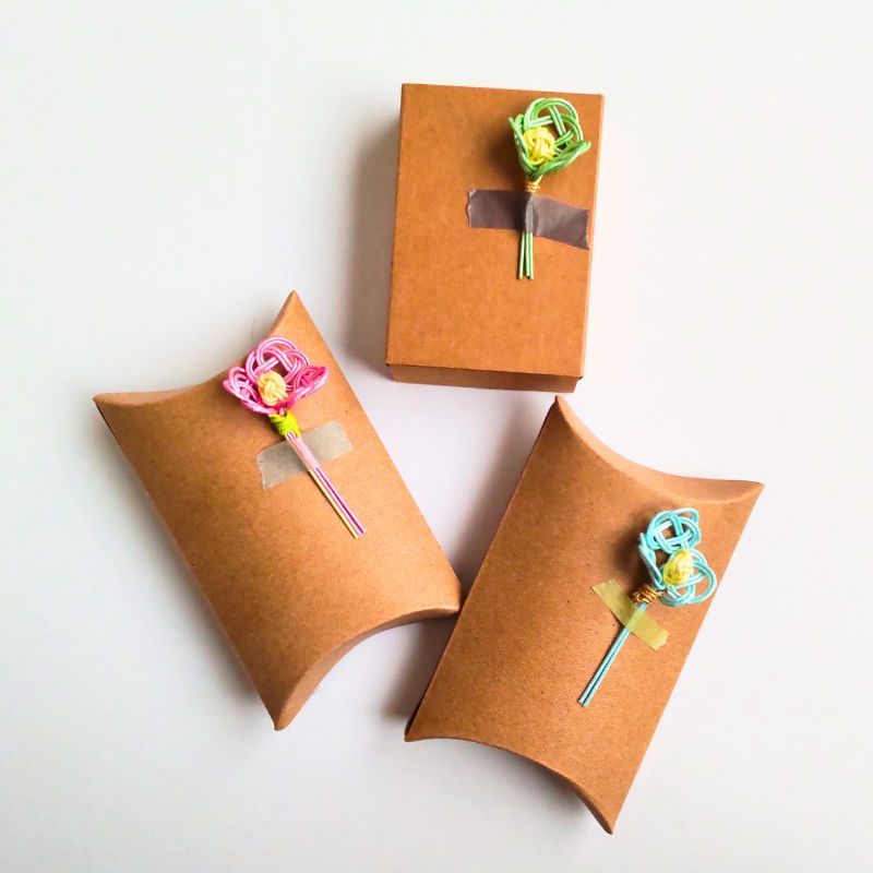 ◉mtで作るオリジナルしおり 秋を感じる季節になってきました.・* 秋と言えば「読書」という事で、今回はいろんな種類のマスキングテープ を使って、様々な形のしおりを作ってみました。 厚紙に貼って作るタイプのシンプルな物から、クリアシートを使った物、本を挟んだ