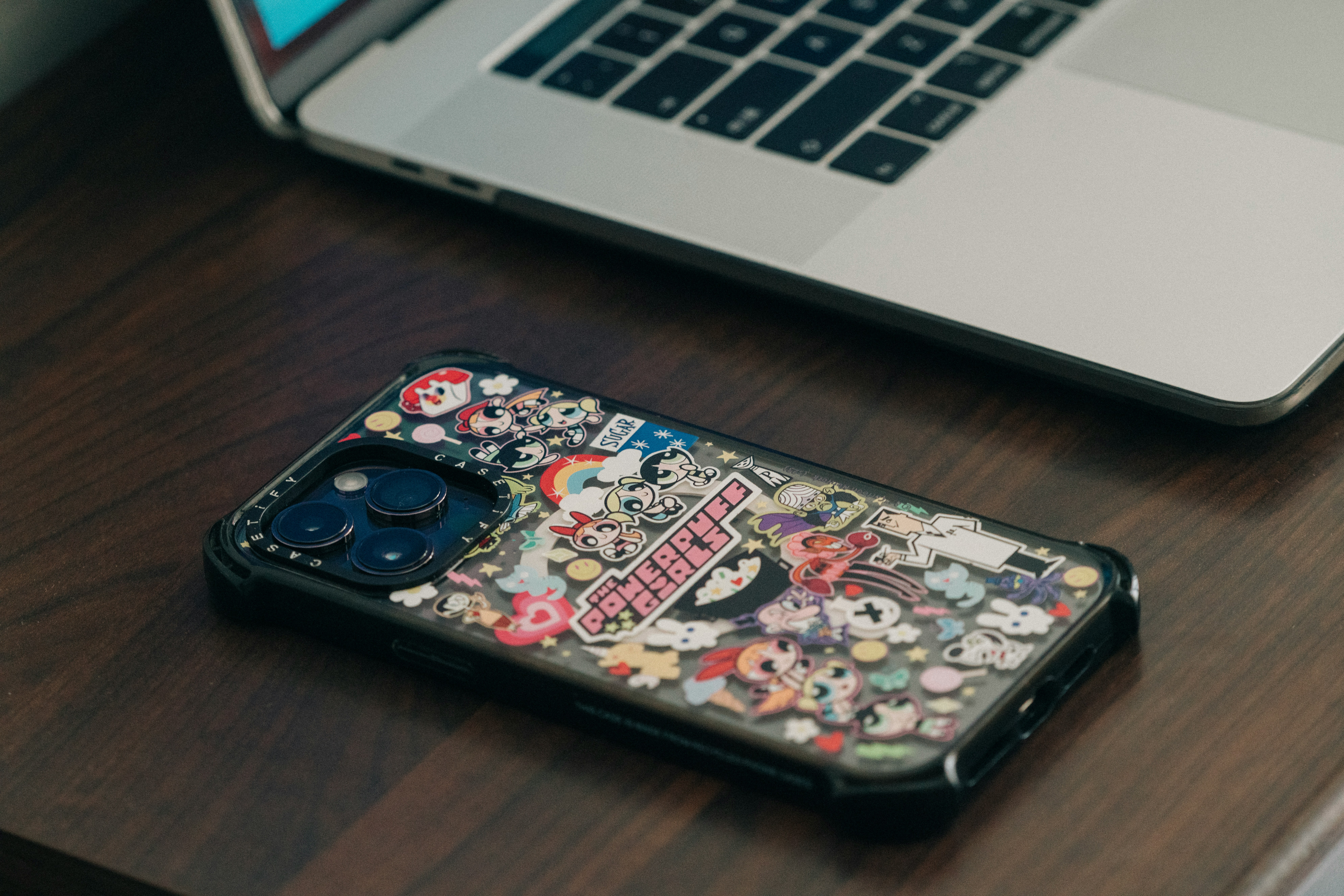 スマホにステッカーを挟むのはダサい？男性がスマホ・iphoneのクリアケースをつけるのはダサいのか検証♪PC・ガジェットアイテムをシェアしよ♪口コミや評判から各機比較検討まで