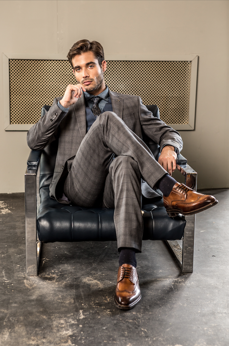 スーツのボタンは開ける？閉める？知っておきたい「アンボタンマナー」についてご紹介