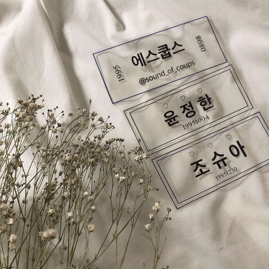 韓国アイドル スローガンデザイン白＋黒＋ピンク＋水色でY2Kがテーマのスローガン