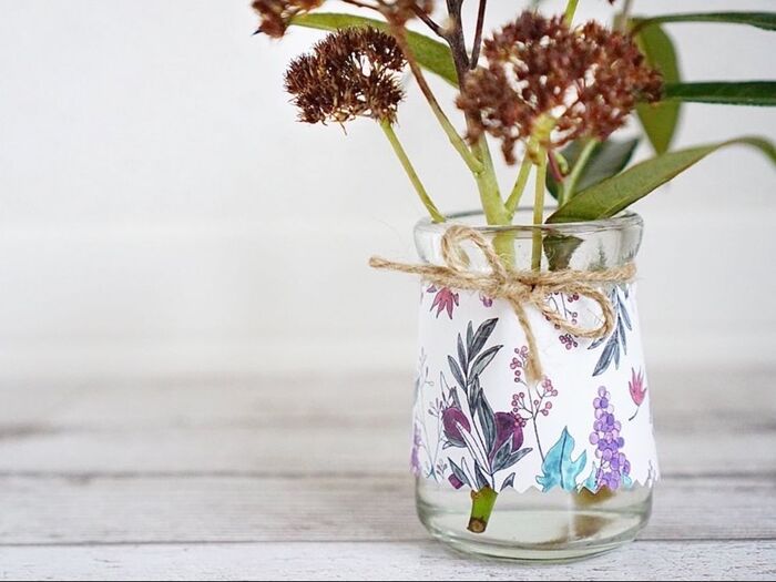 赤い布の上のザクロと花瓶の写真 – Unsplashの壁紙の画像