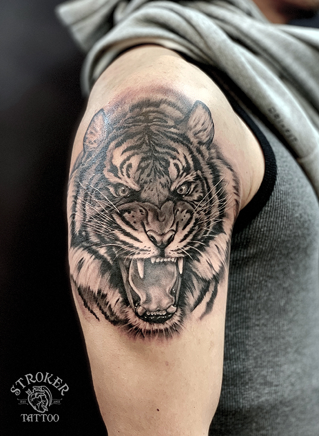 Work pic.ブラック＆グレー背景のぼかし。 施術時間は2時間。 お疲れ&ありがとうございました！刺青入墨紋身tattoojapanesetattooタトゥー刺青師宮崎彫師高鍋町初代彫竜心dragonhearttattoostudiomiyazakitattoos入墨刺青タトゥー