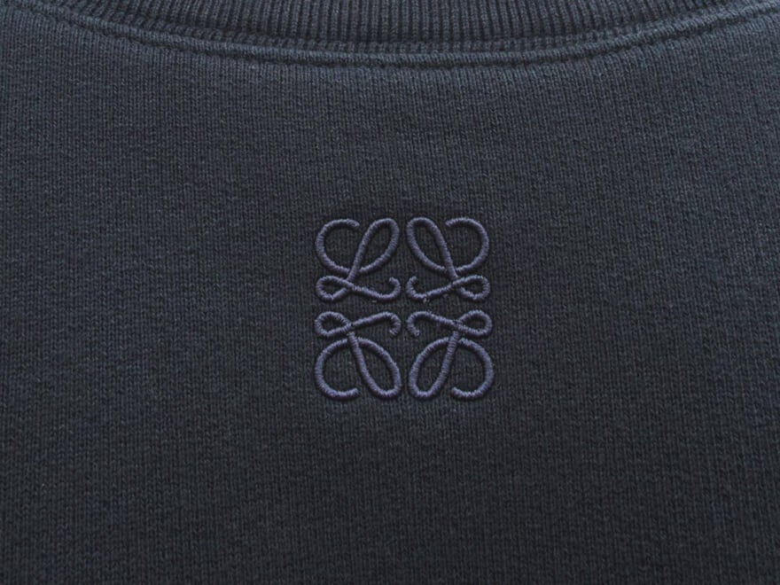 なぜハイブランドはロゴTシャツを高額で売るのか？戦略と批判を徹底解説 - NobleAme's diary♪手に取った瞬間から愛着が湧く♪