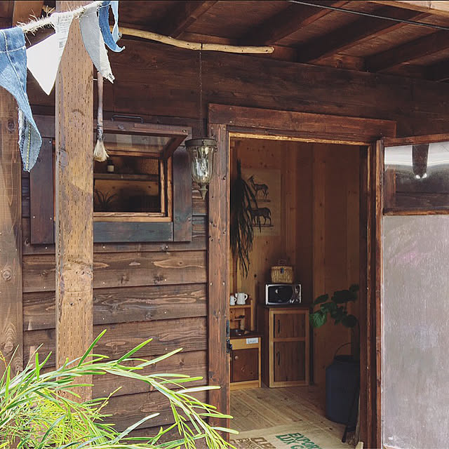 木の枝などで秘密基地を作る様子 - 調布経済新聞