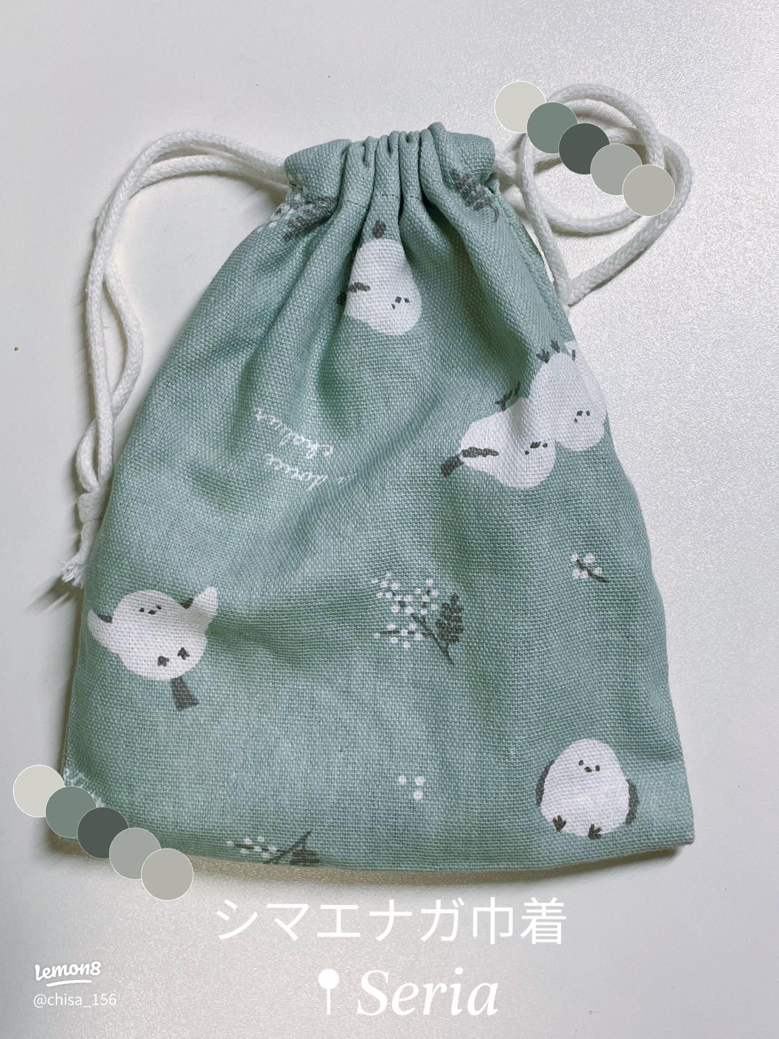 セリアで密かに探し続けていた﻿レース巾着袋 ﻿ ﻿ やっっっと出会えました♡﻿ ﻿ ﻿ サイズ：H14×W10×D5cm﻿ ﻿マチもあるから、使いやすいですよ～*´꒳`*﻿ ﻿ ﻿ ﻿ この巾着はラッピング用品なのですが、ラッピングに使う以外にも飴ちゃんを入れたり、メイク道具を入れ