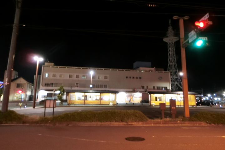 まじめえひめ【公式】 | ・ JR松山駅から電車に揺られること約1時間、伊予西条駅にやって来ました🙋🏻‍♀️ 駅から徒歩1分のところにある「西条市観光交流センター」で自転車を借りて、自然を楽しめるスポットを巡るよ🚲