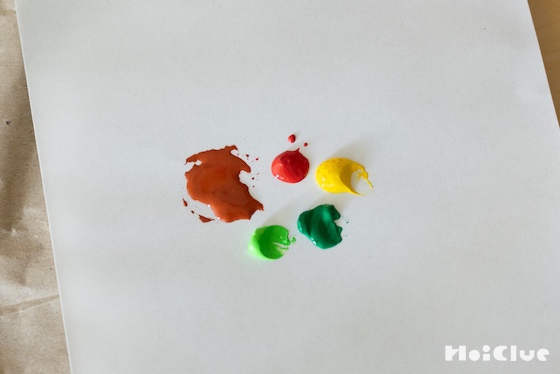 スポンジシートでクリスマス仕様のスタンプづくり。ラッピングペーパーやギフトタグに使えます。クラフポ