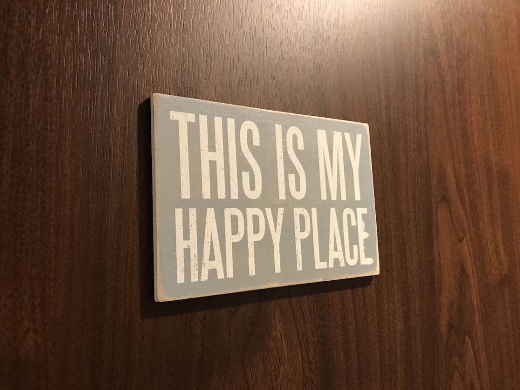 新しい染まり屋で使うトイレ🚻の案内板🪧完成 全て１００円ショップ‼️６００円くらいで作れました😊 染め作業の合間の暇つぶし作業は楽しい 笑トイレ案内板看板diy手作り手作り看板100均100円ショップ