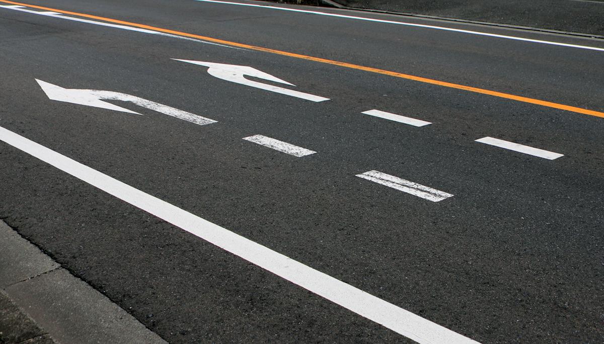 違いを説明できる？ 道路に描かれた「破線矢印」と「実線矢印」が示す意味の違いとはバイクのニュース