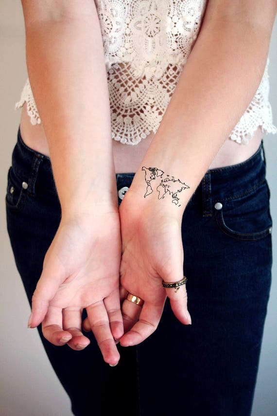 方位磁石と世界地図のタトゥ