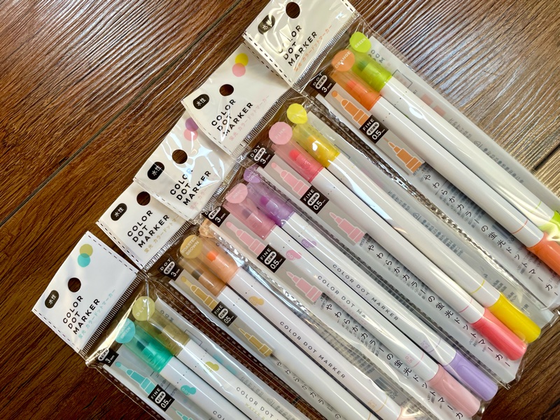 ニュース ニュース 大ニュース‼️‼️‼️ セリアのカラードットマーカー しれっと新色 出してました👀✨ 知らなかったー！インスタで見かけて、すぐに いつも行くseria へ。 ない！ コレは注文だ！ 知ってましたか？ セリアでも、取り寄せ注文できるんですよ