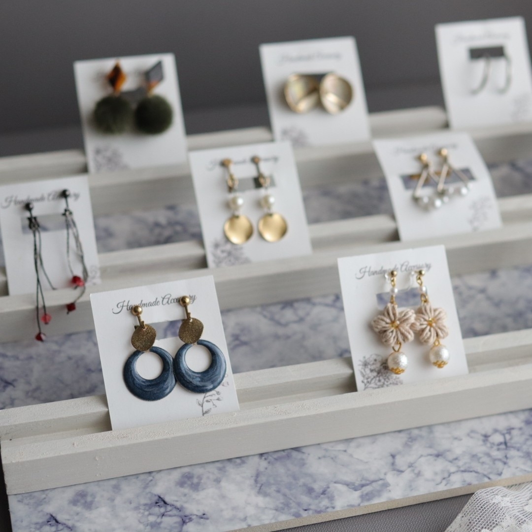 イベントに アクセサリー ディスプレイラック 2点セット ホワイト ハンドメイド - メルカリ