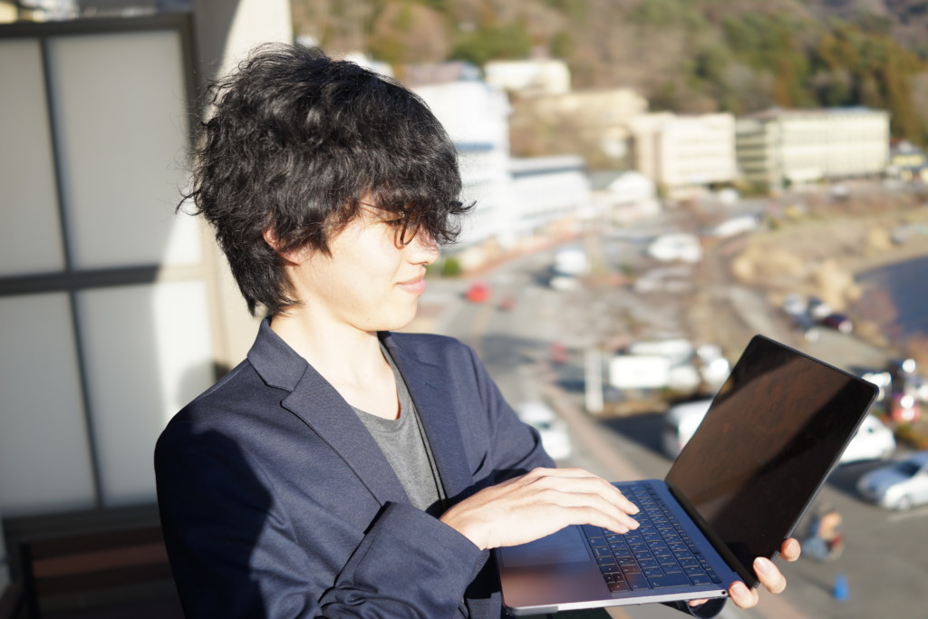 コンピューターに不正侵入しようとしている男性ハッカー 10688000027 の写真・イラスト素材アマナイメージズ