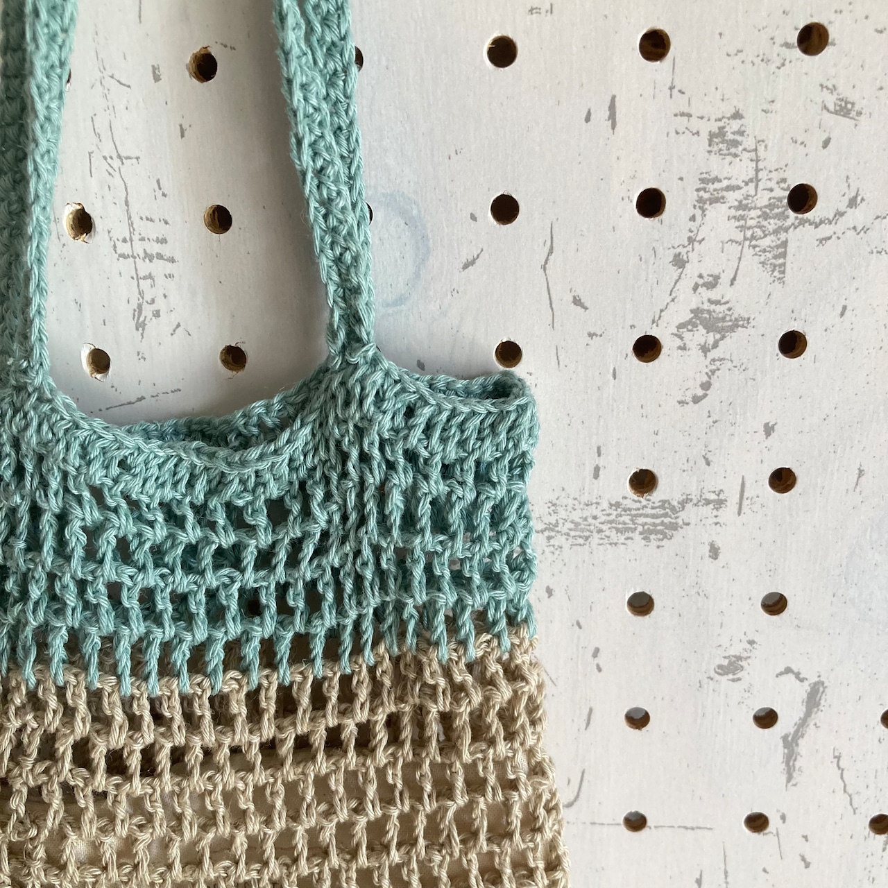 方眼編みの巾着🧶 内布は付けていませんが、 方眼模様の穴を出来る限り小さく編みました。 細かい物は飛び出しちゃうかもですが、筆記用具やサングラスなど入れるのにぴったりかと思います😁かぎ針編みかぎ針編み小物編み巾着ゆずのこ巾着crochet