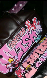 2025年保存版 JKの間で大バズリ中！「スクバ落書き」って知ってる？可愛いフォントやデザイン、写真の撮り方5選をご紹介します♪ -トレンドお届けメディア Trepo トレポ