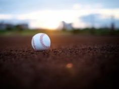 かっこいい野球壁紙 土煙を巻き上げる一球イラスト・フリー素材なら「シンテリ」