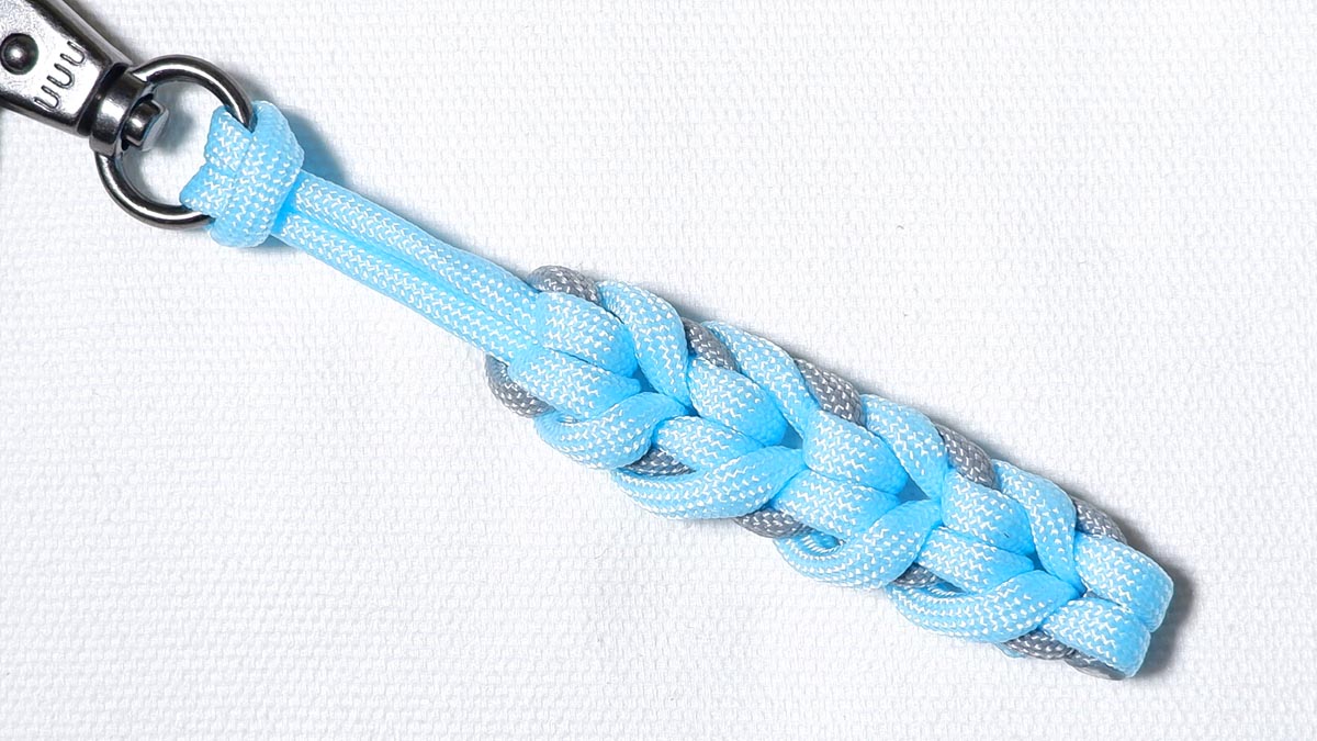 パラコードで四つ編みバンドストラップの作り方。スマホ、カメラの落下に！シンプルに決めたい方、自分で作って見たい方は是非チャレンジしてみて下さい♪製作依頼はDMかSHOPまで👋,パラコードパラコード編みパラコードストラップスマホストラップカメラストラップparacordparacordtutorialesparacordlanyardparacordlife