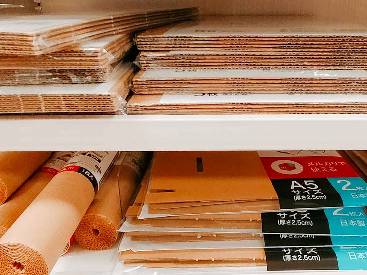 100均の梱包ダンボール箱・ポストパック商品一覧。メルカリの発送に ダイソーとセリアで100円
