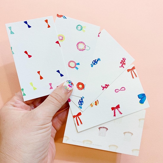 新しい名刺をつくりました♪ 表のデザインは2種類✨ 小さなカードサイズの作品集みたいに☺️🌈 持っていただけたら嬉しいです☀️これからお会いする方にお渡しするのが楽しみだなぁ🫶🏻