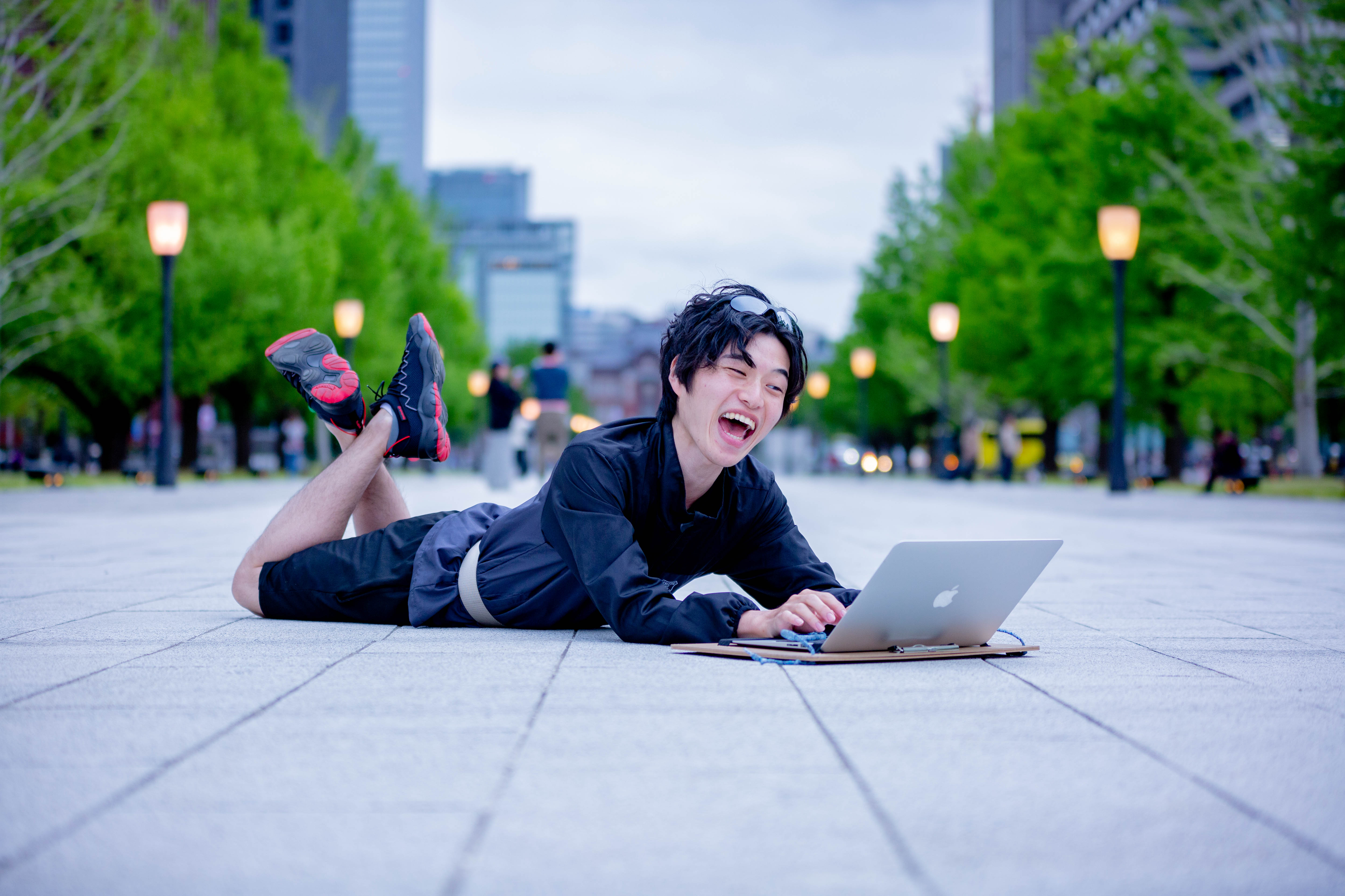 庭のコンピュータを通して朝の仕事、フリーランスは仕事のどこにでもあります。の写真素材・画像素材 Image 97250635