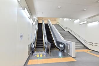 未来の移動 片側空けの原点？ 古今東西万博考- 日本経済新聞