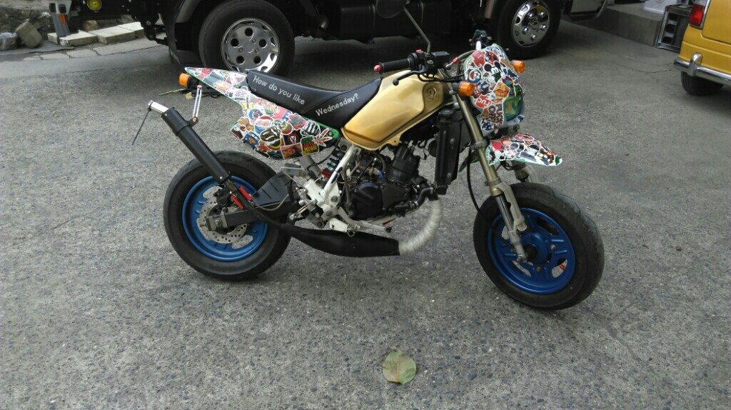 ステッカーボムの貼り方を知らない中年サーファーがトイレをボムってみた末路 パソコンやバイクカスタムで見かけるヤツSurf or notサーフオアノット