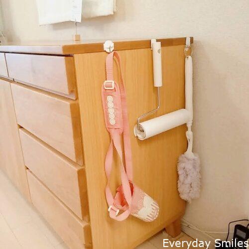 towerのフローリングワイパースタンドを設置したあと、持ち手部分がふらつくのでダイソーで購入した輪ゴムホルダーを追加してみました保管所ふらつきがなくなり保持できるようになりました フックの部分 輪ゴムをひっかける部分 がポリプロピレン素材だからかつけ外し