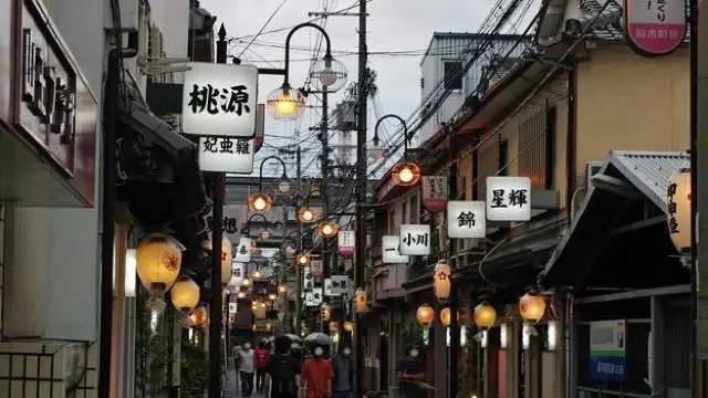 大阪に残る“さいごの色街”》飛田新地に行った男の告白「日本に江戸時代が残っていた」「おねえさんは白い襦袢に着替えて……」 | 文春オンライン