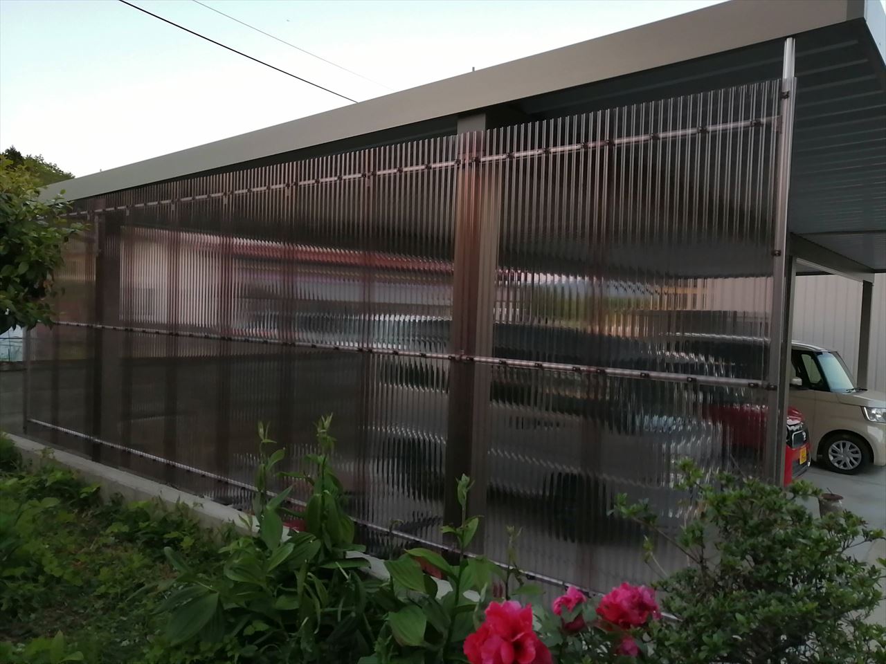 カーポートのサイドパネルとは？種類・効果・注意点を解説 - エクステリア工事キロ