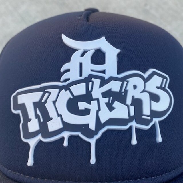 プルオーバーフーディー グラフィティロゴ アイボリーニューエラオンラインストア