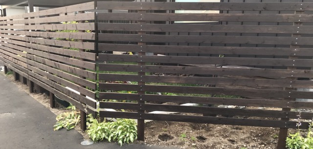 ウッドフェンスDIY 素人が作ったアルミ支柱でメンテナンスフーリー独立基礎のおしゃれウッドフェンス簡単施工手順 完全保存版