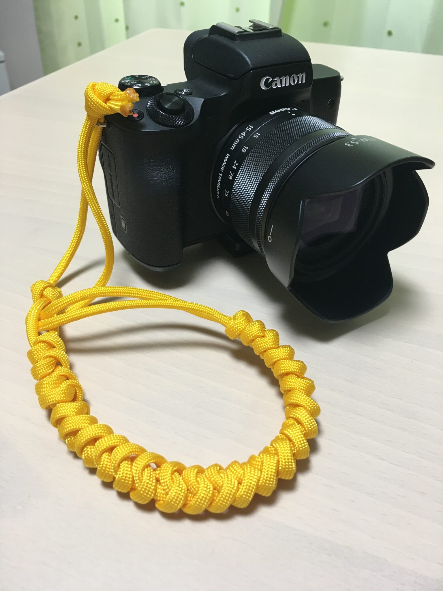 3分で 簡単に作れる パラコードでストラップの編み方！平編み コブラ編みParacord Cobra Weave Key Fob