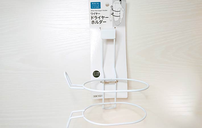 ドライヤーや充電器のケーブルをまとめる。100均のコードクリップがおすすめ