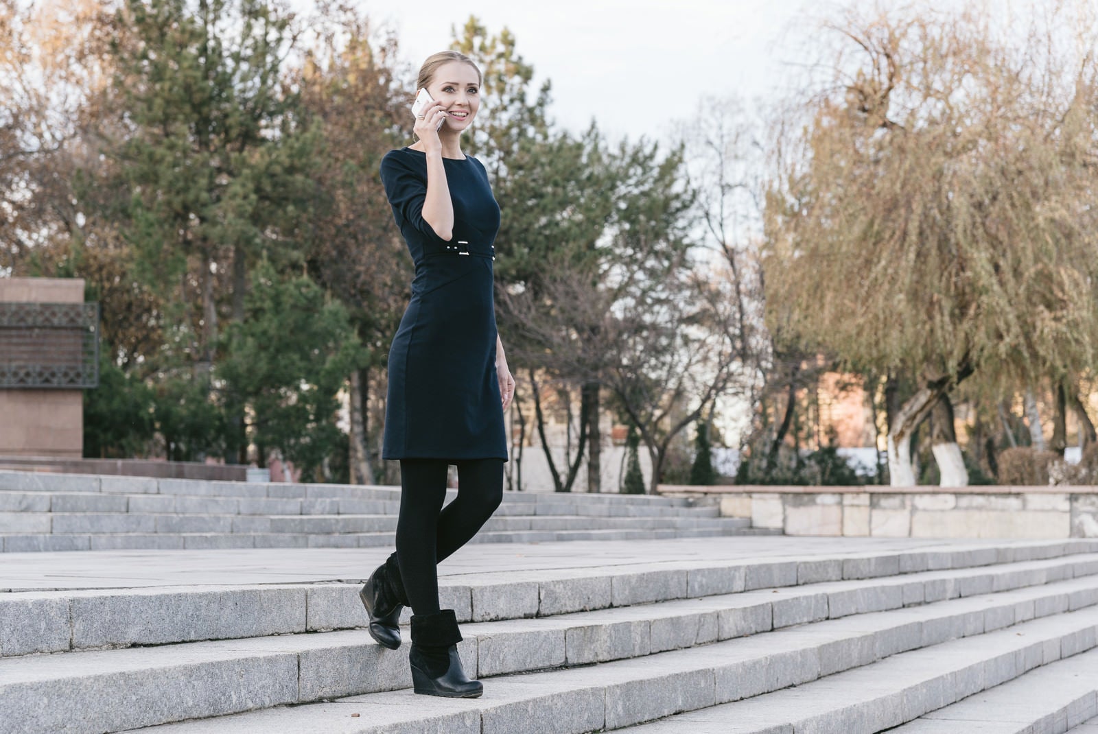 フリー写真首を傾けた若い外国人女性のポートレートパブリックドメインQ：著作権フリー画像素材集