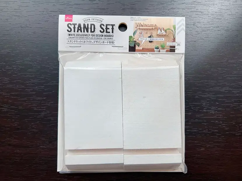 100均ダイソーのデザインボードを使用。キーホルダーのディスプレイ収納例