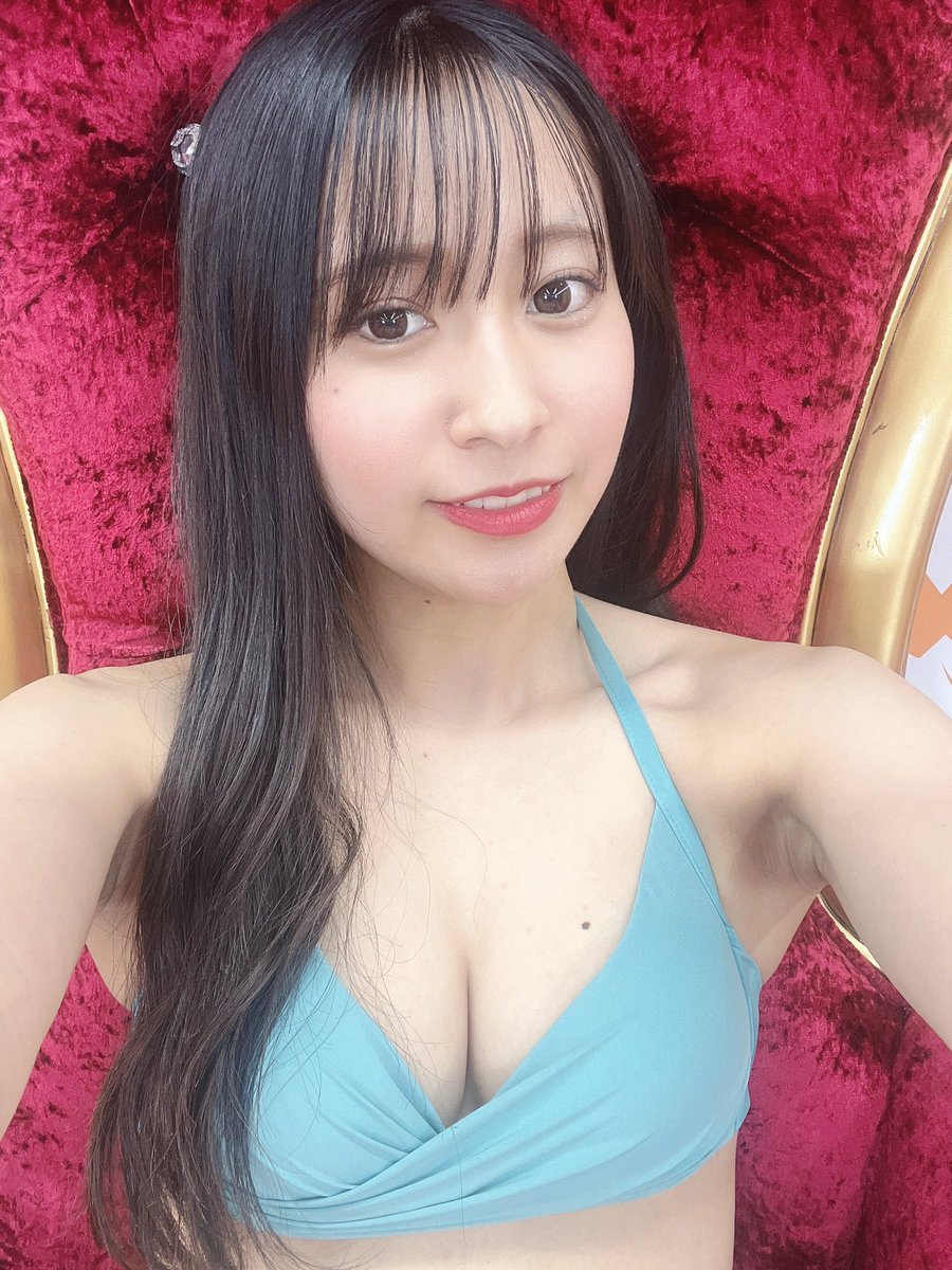 七沢みあちゃんは｢全AVファンの妹分｣として50本以上のビデオに出演しているセクシー女優でグラビアアイドルでもあり可愛いロリータフェイスと大胆な演技で超人気の現役女子大生♪  :