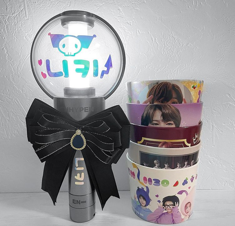 今回はマーカーと黒ペンでデコ文字を書いてみました。先にマーカーで書いた文字をふちどりするので難しい形にもチャレンジしやすいですよ。 ・手順はこんな感じ。 1.マーカーで書く 2.ふちどる 3.囲む 4.影をつける 5.ツヤを足す できあがり♪ ・ 今回使ったペンは黄色と